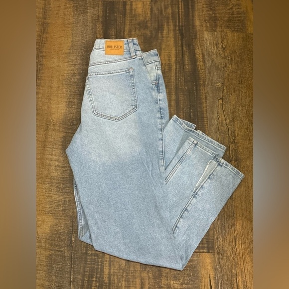 Hollister Vintage Curvy High Rise Jeans - Picture 4 of 12